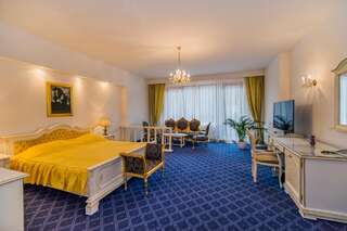 Отель Aurelius Imparatul Romanilor Пояна-Брашов Улучшенный двухместный номер с 1 кроватью и балконом-3