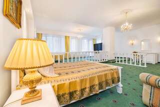 Отель Aurelius Imparatul Romanilor Пояна-Брашов Представительский двухместный номер с 2 кроватями размера «king-size» и балконом-1