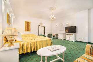 Отель Aurelius Imparatul Romanilor Пояна-Брашов Двухместный номер Делюкс с 2 кроватями размера «king-size» и балконом-2